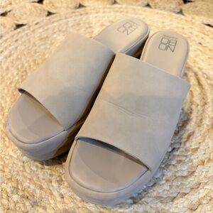 No Boundaries Women's Tan Mules